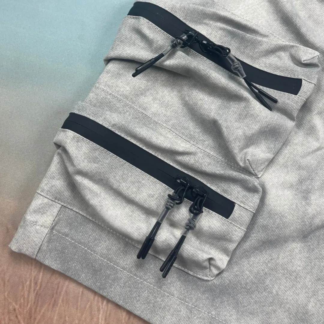 🅿️280 🔘Model number-BS701 🔘Stone Island𝐒𝐓𝐎𝐍𝐄 𝐈𝐒𝐋𝐀𝐍𝐃 25SS multi-pocket functional workwear shorts* The craftsmanship is particularly exquisite, and the original double-washing process not only makes the fabric texture more outstanding, but also adds a retro charm. The double tag design highlights the high-end and sophistication of the brand. In terms of design, these shorts are in the trendy workwear style. The drawstring design at the waist makes it easy to adjust the tightness and makes it comfortable to wear. Multiple three-dimensional large pockets are practical and stylish. The zippers on the pockets are full of details, which can be opened smoothly and prevent items from falling. The iconic compass logo, with its eye-catching and unique yellow-green color scheme, immediately raises the bar and makes it highly recognizable. The color choices are also very rich, the classic black is versatile and slimming; and the personalized gray is full of modernity. The matching suggestions are as follows: Casual street style: Pair the upper body with a simple white T-shirt, and then pair it with a pair of black and white sports shoes, such as Nike's Air Force 1, which is simple and fashionable, and has a high rate of turning heads when out on the street. Outdoor functional style: wear a black quick-drying short-sleeved shirt inside, and a windproof jacket outside, such as a jacket from the North. Paired with these shorts and a pair of outdoor hiking shoes, it is very suitable for outdoor adventures and hiking. Sports and energetic style: Wear a loose sports vest on top, pair it with shorts and a pair of sports running shoes, go to the gym or play basketball, you will be full of energy and can move freely.  Size: M L XL XXL Color: Black Gray
